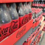 Supermarktregal mit Coca-Cola, als Symbol für geplante Zuckersteuer und Gesundheitsförderung.