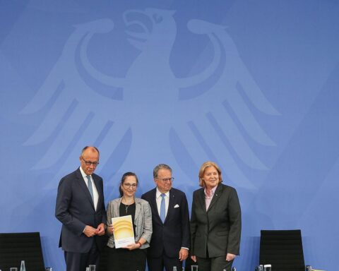 Frank Werneke kritisiert Rentenkommission; Foto der Berichtübergabe der Rentenkommission im Archiv.