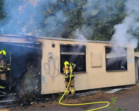 Vereinsheim in Oberhausen-Alstaden steht im Vollbrand, Feuerwehr und Polizei im Einsatz, Straße gesperrt.