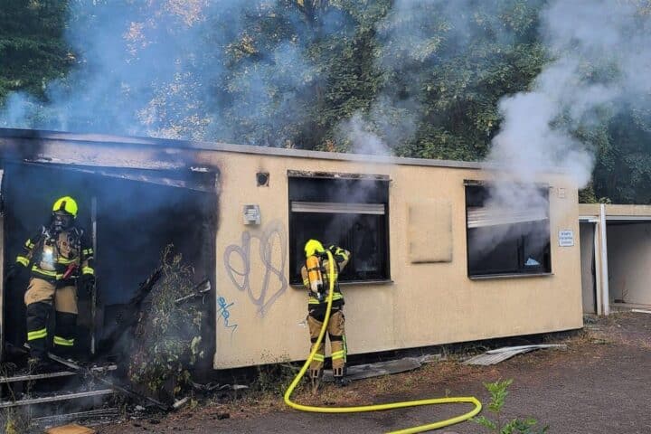 Vereinsheim in Oberhausen-Alstaden steht im Vollbrand, Feuerwehr und Polizei im Einsatz, Straße gesperrt.