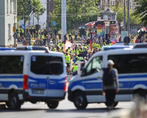Protestierende Menschenmenge vor AfD-Parteitag, Polizei-Einsatz, Ausschreitungen und Journalistenverletzungen.