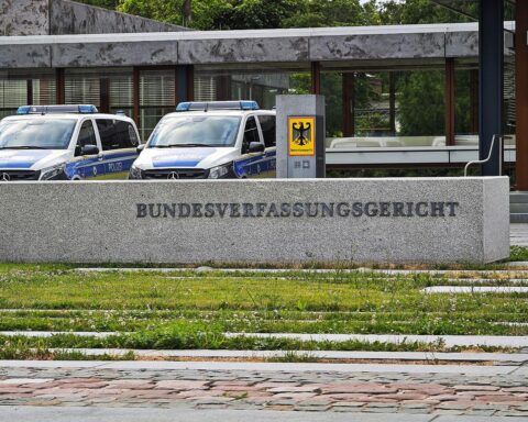 Bundesverfassungsgericht in Karlsruhe; Archivfoto, während über Beschwerde einer Heilpraktikerin gegen Blutentnahme-Verbot entschieden wird.