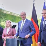 Friedrich Merz mit Politikern am 24.07.2026, im Hintergrund Debatte über Kabinettsumbildung und Vereidigung.