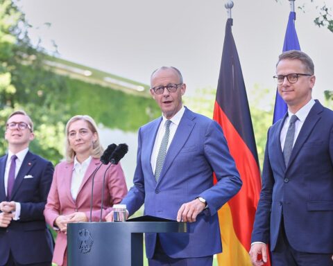 Friedrich Merz mit Politikern am 24.07.2026, im Hintergrund Debatte über Kabinettsumbildung und Vereidigung.