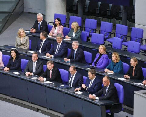 Archivbild: Kabinett Merz im Bundestag—Vereidigung neuer Bundesminister nach Sommerpause rechtlich umstritten.