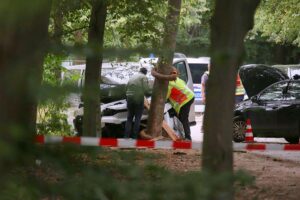 Polizeibeamte am Tatort nach Todesfahrt beim CSD in Berlin, Warnung vor islamistischer Einzeltäter-Gefahr.