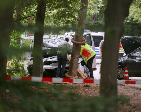 Polizeibeamte am Tatort nach Todesfahrt beim CSD in Berlin, Warnung vor islamistischer Einzeltäter-Gefahr.