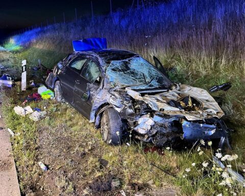 Verunfallter Peugeot auf der A9 im Graben bei Dittersdorf, Polizei im Einsatz, Archivfoto.