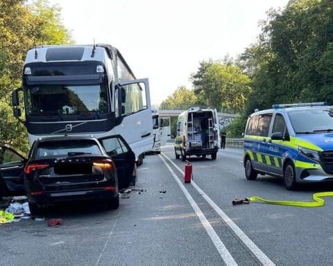 Feuerwehr an Unfallstelle auf der B1 neu: schwerer Frontalcrash zwischen Pkw und Sattelzug.