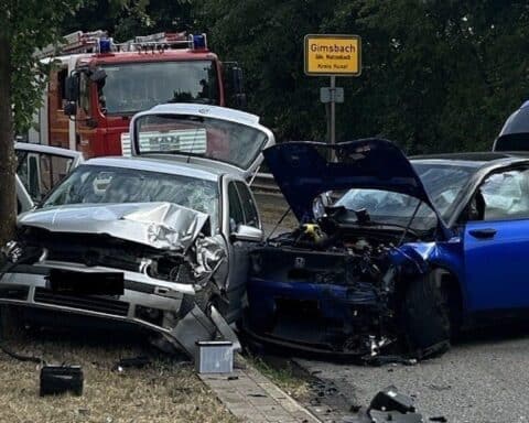 Frontalkollision auf der B423 bei Gimbsbach: VW Golf und entgegenkommender PKW, verletzte Fahrer, Feuerwehr im Einsatz.