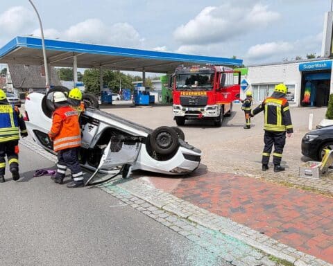 Auf dem Dach liegender Pkw nach Unfall auf der B75 in Sottrum, Feuerwehr im Einsatz (Archiv).