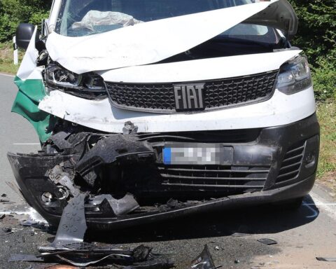 Verunfallter PKW und Lkw nach Kollision auf Landstraße, Polizei und Rettungskräfte im Einsatz.