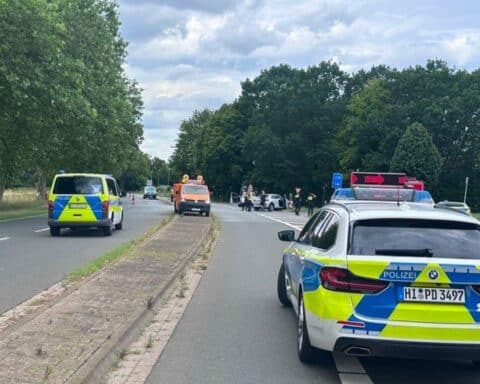 Zwei zerstörte SUVs nach Unfall, Rettungsdienst vor Ort, drei verletzte Personen.