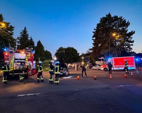 Verkehrsunfall: Zwei kollidierte Pkw an der Kreuzung Rickelrather Straße/Steeg, gesicherte Einsatzstelle (Archiv).