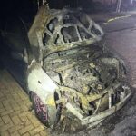 Ein brennender geparkter Toyota in Spieka-Neufeld, Einsatz der Feuerwehr nach Unfall in Cuxhaven-Region.
