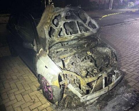 Ein brennender geparkter Toyota in Spieka-Neufeld, Einsatz der Feuerwehr nach Unfall in Cuxhaven-Region.