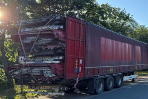 Sattelauflieger auf A29 gestoppt, stark beschädigt, verkehrsunsicher, Polizei bei Kontrolle.