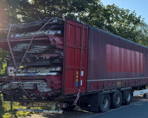 Sattelauflieger auf A29 gestoppt, stark beschädigt, verkehrsunsicher, Polizei bei Kontrolle.
