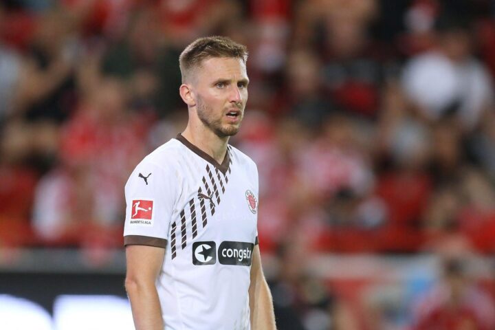 Karol Mets im VfL Bochum-Trikot: Innenverteidiger wechselt ablösefrei vom FC St. Pauli.