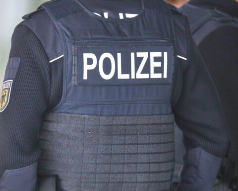 Bundespolizei-Archivfoto: Einsatzkräfte sichern nach Sprengkörper-Detonation in Hamburg einen Tatort.