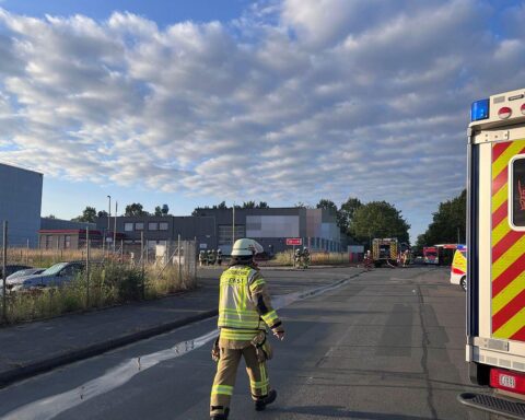 Feuerwehr im Einsatz bei Brand in Industriehalle in Bad Salzuflen, Rauchentwicklung, Verletzte.