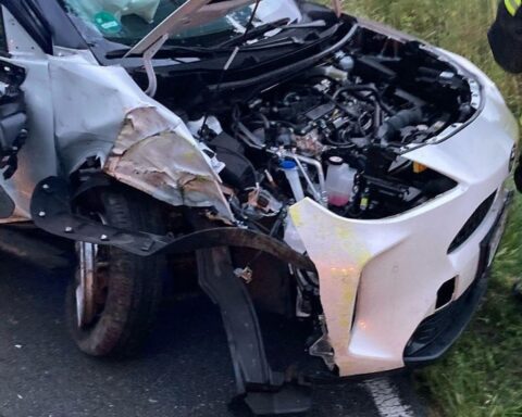 Autounfall: Toyota Yaris prallt gegen Baum, Fahrerin leicht verletzt, erheblicher Sachschaden.