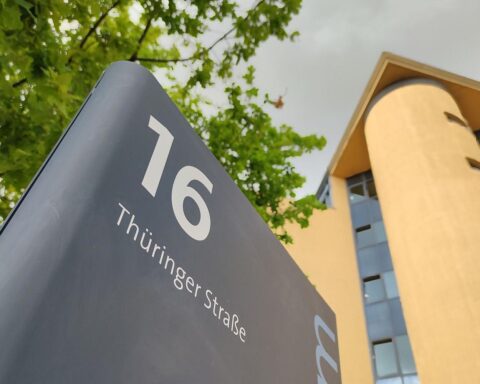 Justizzentrum Halle, Symbol für rechtlichen Schutz des Wohnraums und erfolgreiche WG-Verhandlungen.
