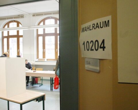 Ein Wahllokal mit Wahlurnen und Stimmzetteln (Archivfoto), thematisiert wird die Fünf-Prozent-Hürde.