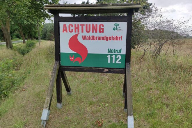 Ein Archivfoto mit Warnhinweis zur Waldbrandgefahr: Experte empfiehlt Mischwald mit Eichen.