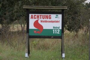 Hinweis Waldbrandgefahr im Archiv: Bergwaldbrand bei Hochwand/Lackenberg, Feuerwehr im Einsatz, Rauchgeruch möglich.