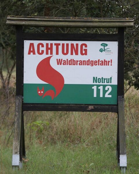 Hinweis Waldbrandgefahr im Archiv: Bergwaldbrand bei Hochwand/Lackenberg, Feuerwehr im Einsatz, Rauchgeruch möglich.