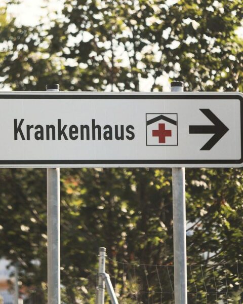 Mann stürzt am Uracher Wasserfall mehrere Meter, Rettungswagen und Rettungshubschrauber im Hintergrund.