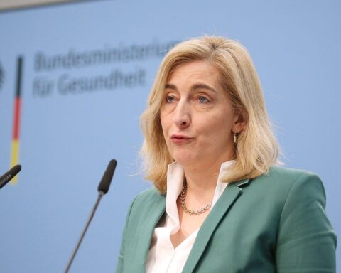 Nina Warken präsentiert Pläne zur Suizidprävention mit Krisenrufnummer und Bundesfachstelle.