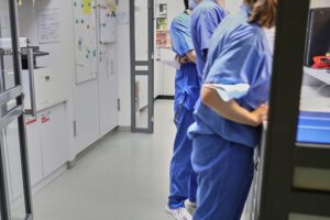 Ärzteteam arbeitet im Krankenhaus, symbolisiert Effizienz und digitale Neuerungen im Gesundheitswesen.