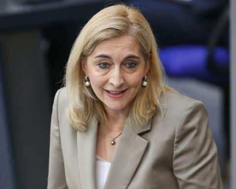 Nina Warken (Archivfoto) vor Hintergrund der geplanten Kabinettsumbildung, Kanzler Merz und CSU-Politik im Artikelkontext.