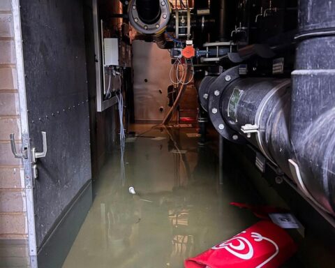 Feuerwehr Westerburg pumpt vollgelaufenen Technikkeller des Westerwaldbads ab; Strom abgeschaltet wegen möglichem Chlor.