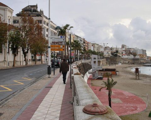 Grenze in der spanischen Exklave Ceuta: Migrantenkrise, mit Hinweis auf geschlossene See- und Luftgrenzen.