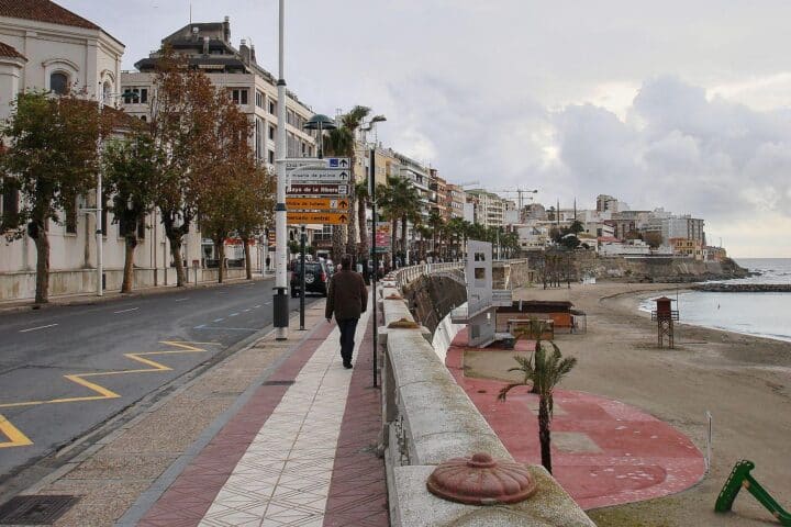 Grenze in der spanischen Exklave Ceuta: Migrantenkrise, mit Hinweis auf geschlossene See- und Luftgrenzen.