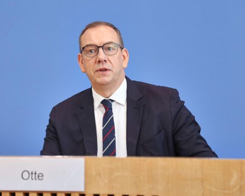 Henning Otte (CDU) warnt: Benachteiligung von Bundeswehr-Bestandspersonal durch Pistorius’ Personalpolitik.