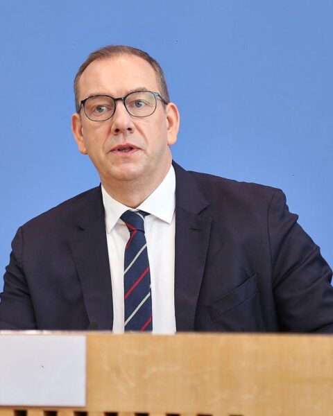 Henning Otte (CDU) warnt: Benachteiligung von Bundeswehr-Bestandspersonal durch Pistorius’ Personalpolitik.