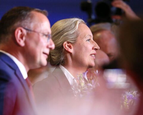 Alice Weidel und Tino Chrupalla feiern ihre Wiederwahl als AfD-Vorsitzende auf Parteitag in Erfurt.