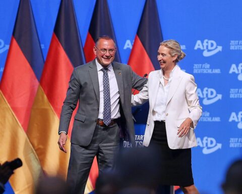 Tino Chrupalla und Alice Weidel motivieren AfD-Anhänger beim Parteitag zur Regierungsübernahme.