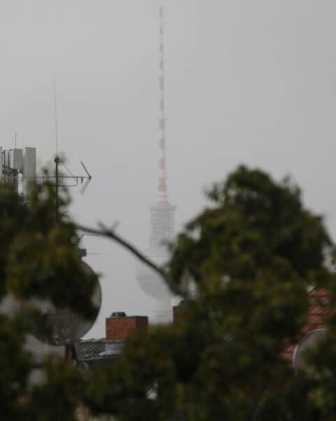 Berliner Fernsehturm bei Gewitterwarnung: schwere Gewitter, Starkregen, Hagel und Sturmböen in Berlin.