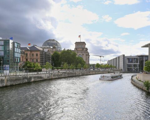 Deutscher Bundestag in Berlin, aufgenommen am 20.07.2026; Wetterbericht mit wechselndem Himmel über der Stadt.