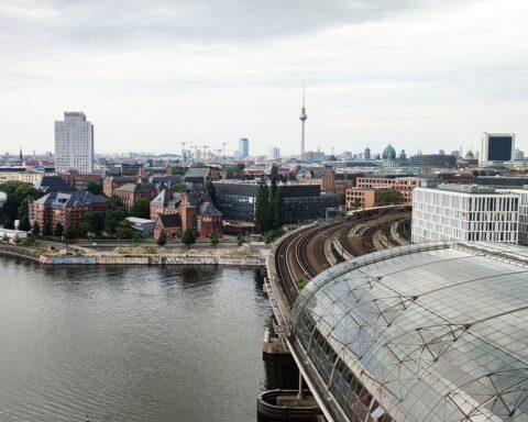 Blick über Berlin: wechselnd bewölkter Himmel, mäßiger Wind, warme Temperaturen zwischen 21 und 27 Grad.