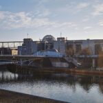 Berlin: heiterer Tag mit Bewölkungszug, meist trocken; Temperaturen steigen bis 33 Grad. Regierungsviertel im Archiv.