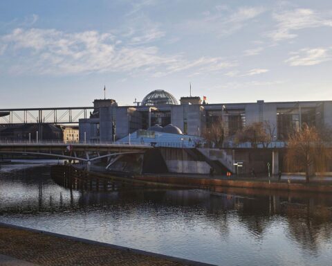 Berlin: heiterer Tag mit Bewölkungszug, meist trocken; Temperaturen steigen bis 33 Grad. Regierungsviertel im Archiv.