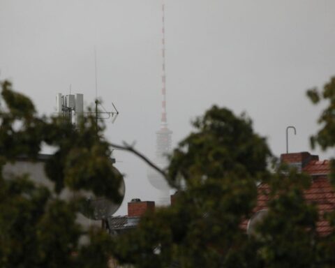 Berliner Fernsehturm im Sonnenschein, später Gewitterwolken mit Regen und stürmischen Böen in Berlin-Brandenburg.