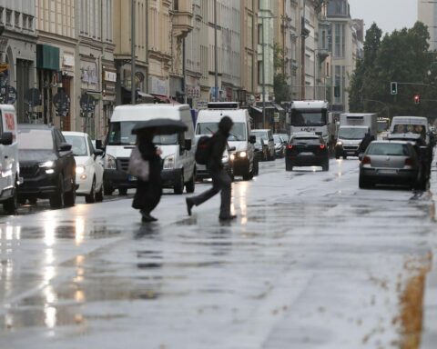 Wechselhafter Straßenverkehr in Berlin-Kreuzberg bei Regen und Wolken, zeitweise Schauer; (Archivfoto).