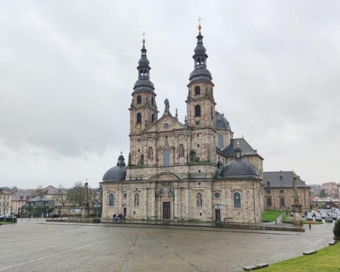 Der Dom von Fulda im Sonnenschein, heiteres Wetter in Hessen, 28–32 Grad (Archivfoto).